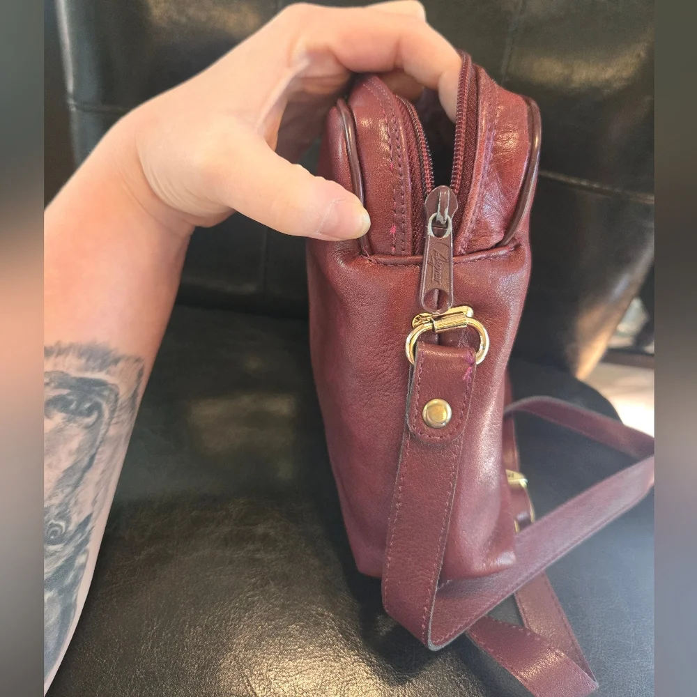 Vintage Etienne Aigner Elegant Burgundy Leather Handbag with Gold Accents - Picture 5 of 8